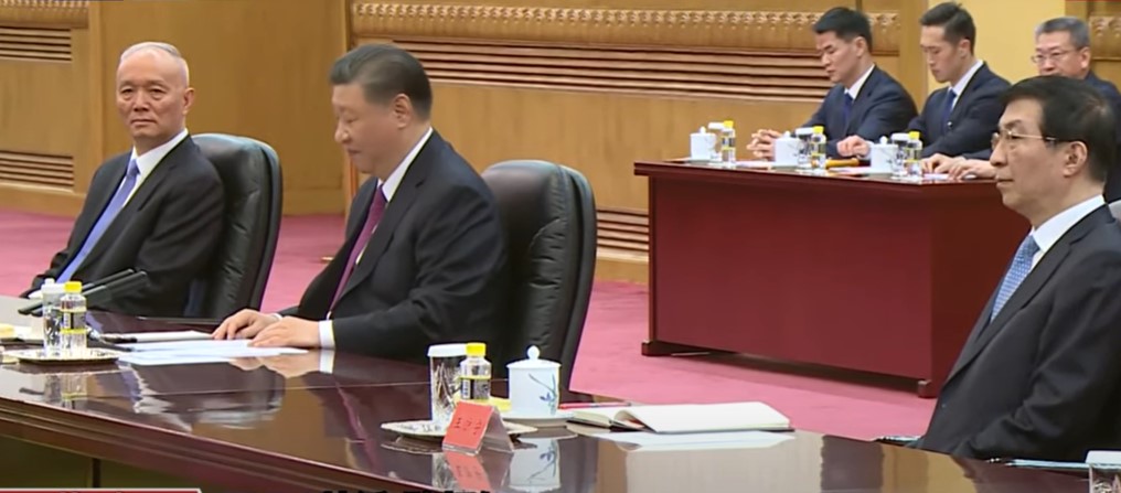 习马二会东大厅握手16秒 台媒: 3政治局常委出席 会马高规格