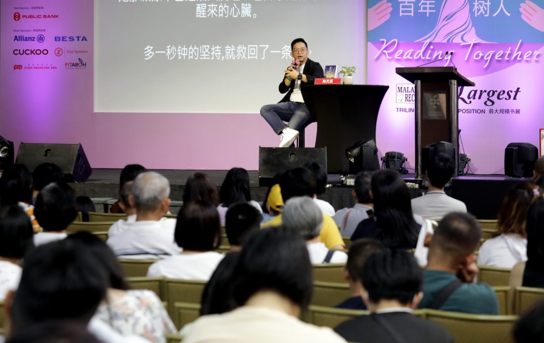 书市(封底副)/大都会/陈芃莒医生《微光中的奇迹:儿科医生工作日记》