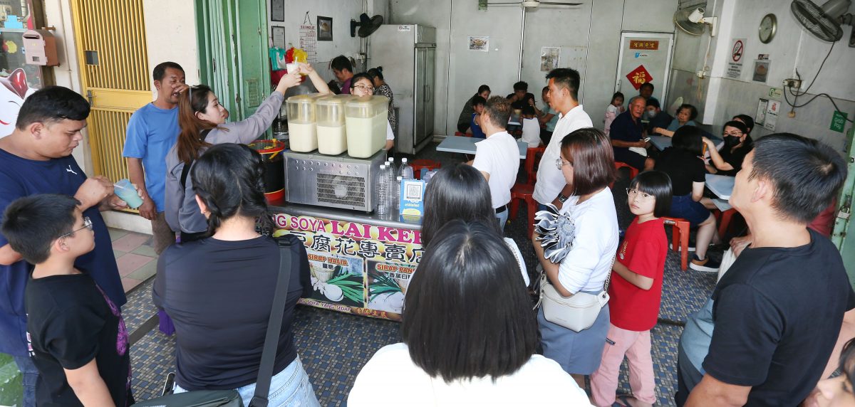 二奶巷挤满车位难求 怡食店土产店大旺