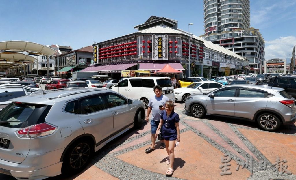 二奶巷挤满车位难求 怡食店土产店大旺