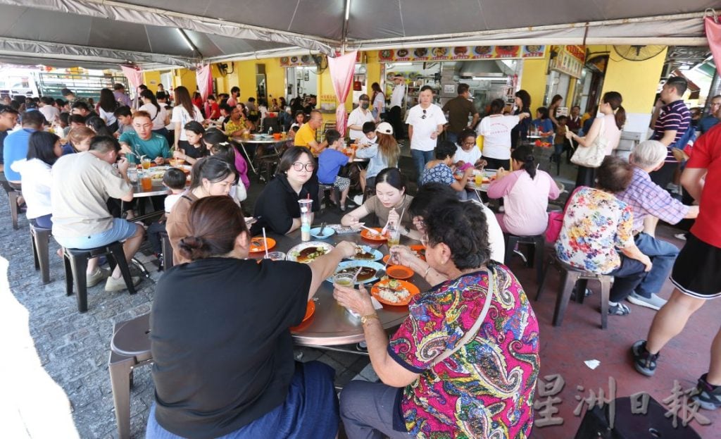 二奶巷挤满车位难求 怡食店土产店大旺