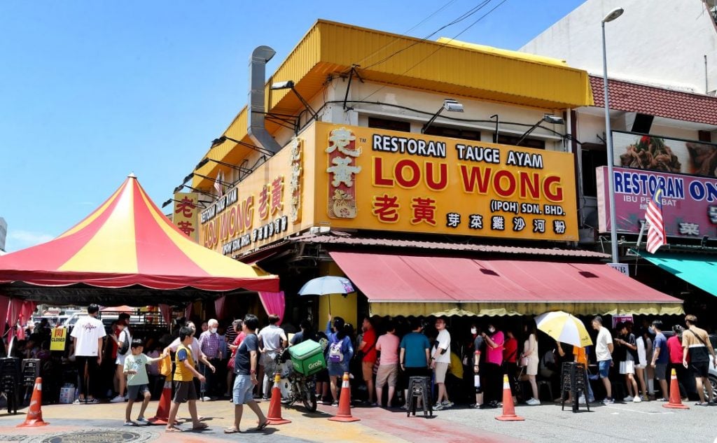 二奶巷挤满车位难求 怡食店土产店大旺