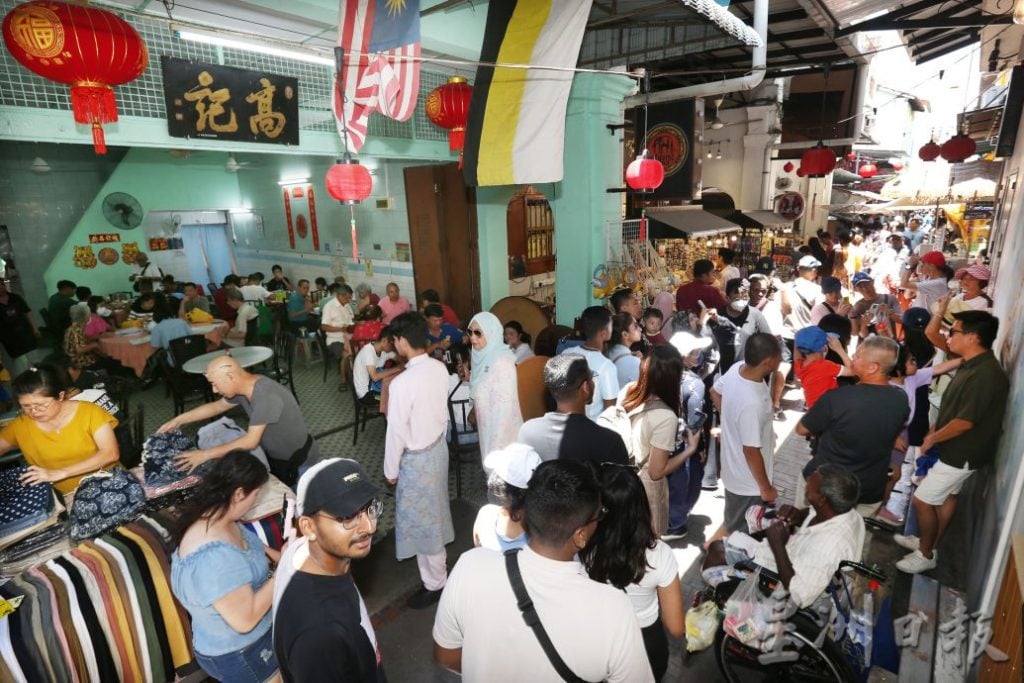 二奶巷挤满车位难求 怡食店土产店大旺