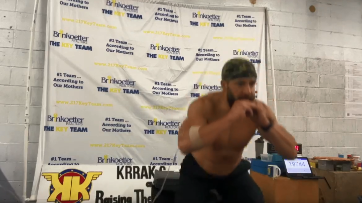 他24小时内深蹲2.6万次打破世界纪录