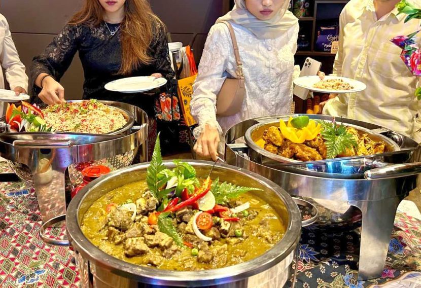 任孩子餐馆尖叫扔餐具 女子骂:不适合当父母!