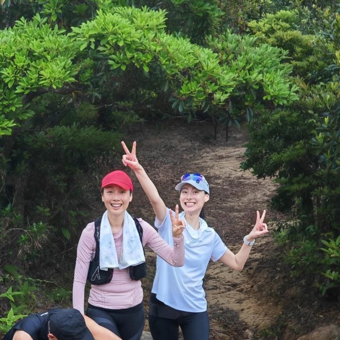伙江美仪开心做公益 梁洛施上山捡垃圾