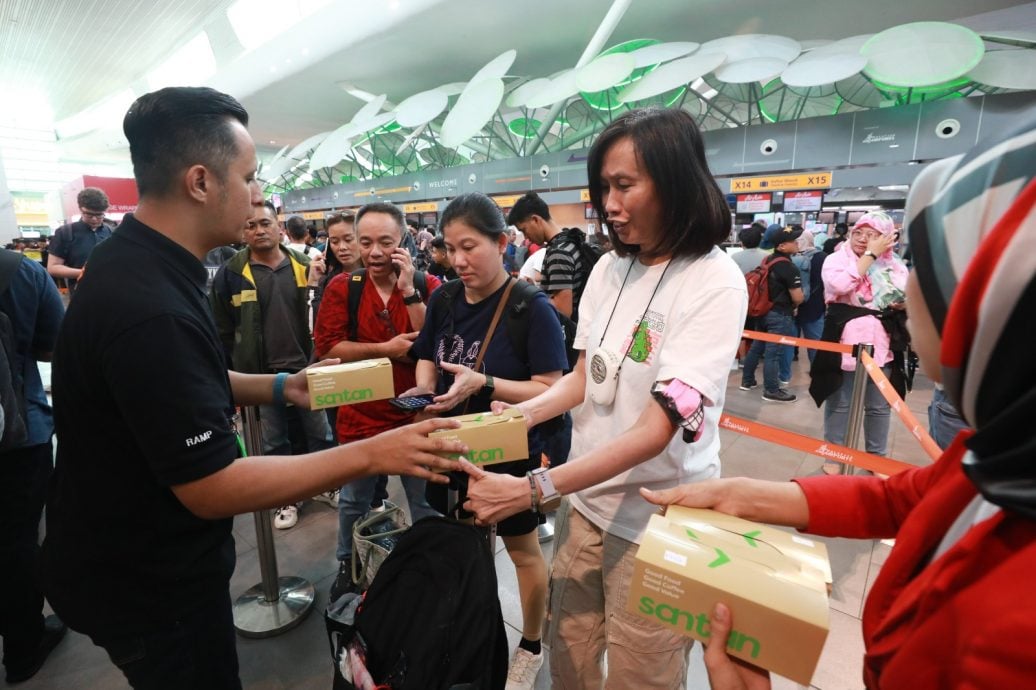 印尼鲁仰火山爆发,逾百名乘客滞留机场获得亚航公司妥善安顿