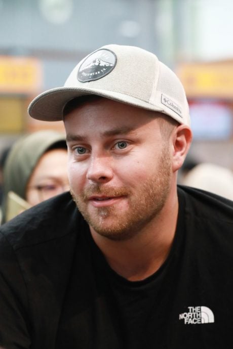 印尼鲁仰火山爆发,逾百名乘客滞留机场获得亚航公司妥善安顿