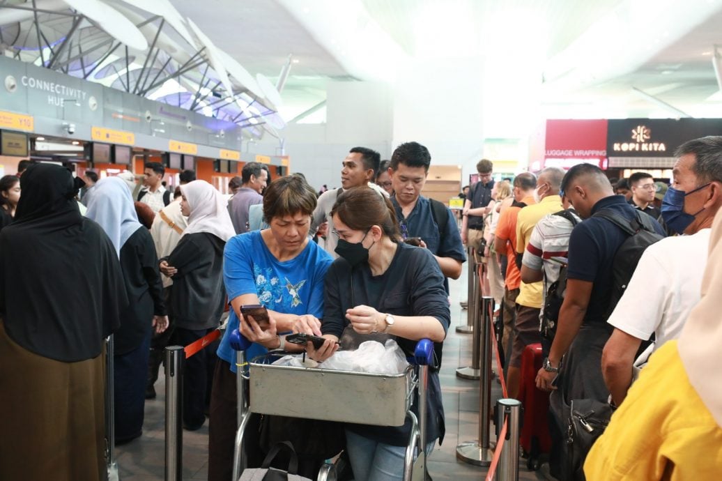 印尼鲁仰火山爆发,逾百名乘客滞留机场获得亚航公司妥善安顿