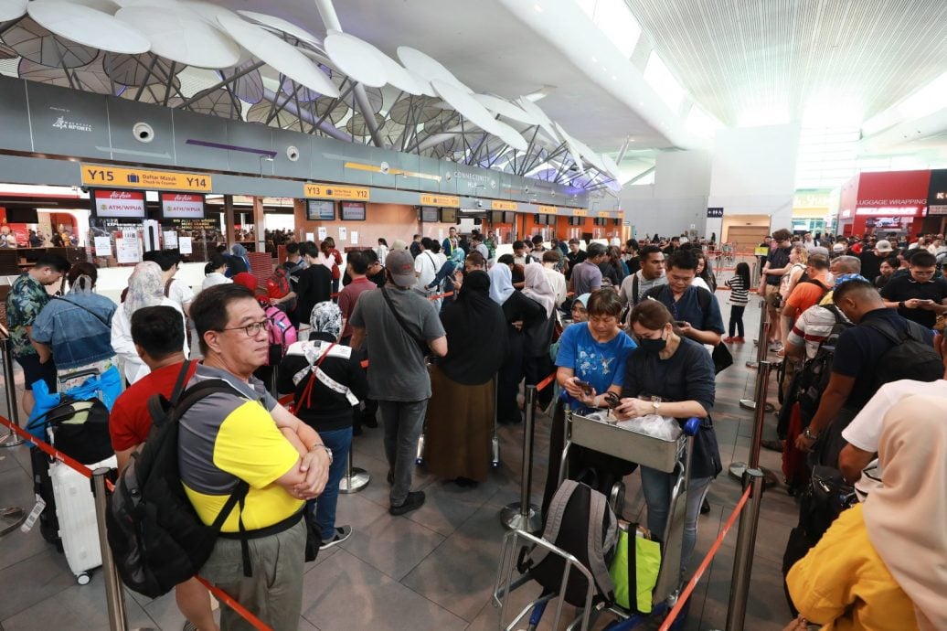 印尼鲁仰火山爆发,逾百名乘客滞留机场获得亚航公司妥善安顿