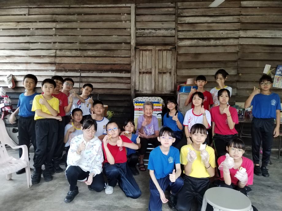 高拉雷华小六年级身体力行上道德教育课