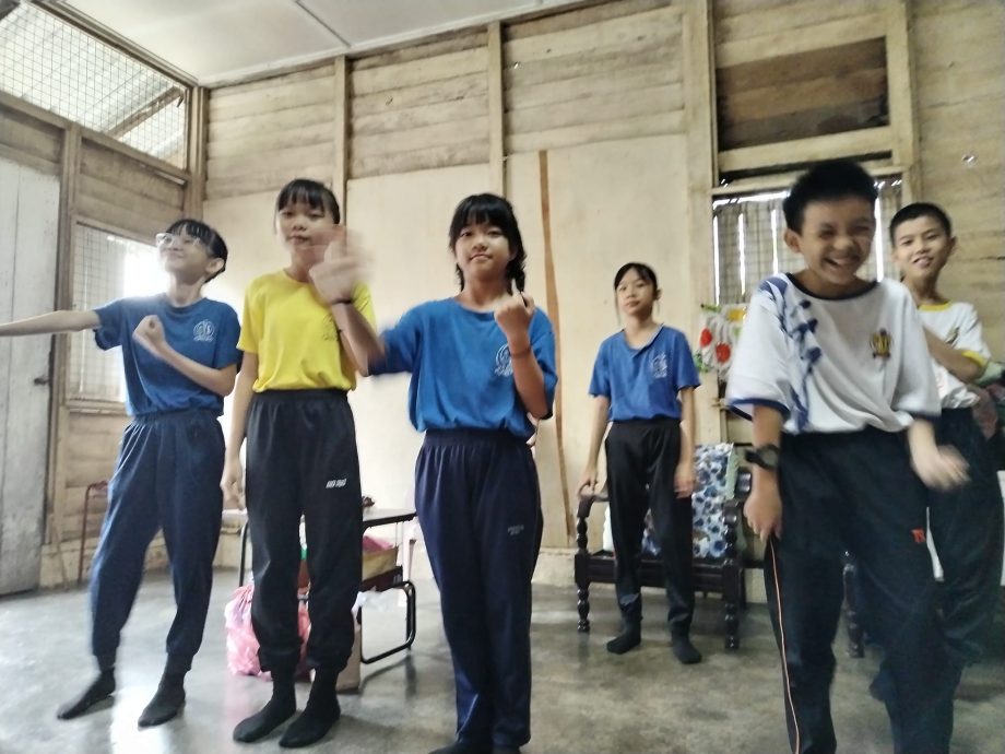 高拉雷华小六年级身体力行上道德教育课