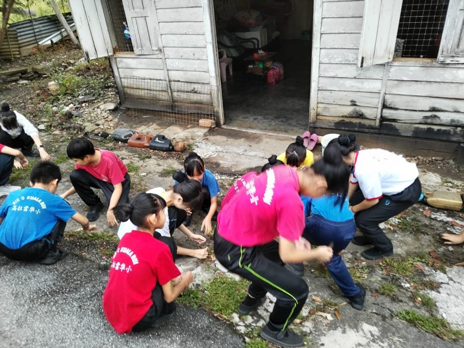 高拉雷华小六年级身体力行上道德教育课