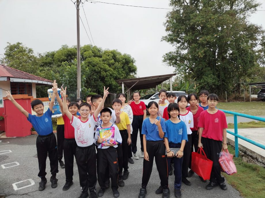 高拉雷华小六年级身体力行上道德教育课