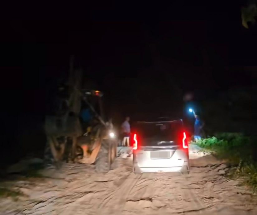 全国版/暖势力/深夜驾泥机铺平沙泥通车 巴拉湾村民:义不容辞