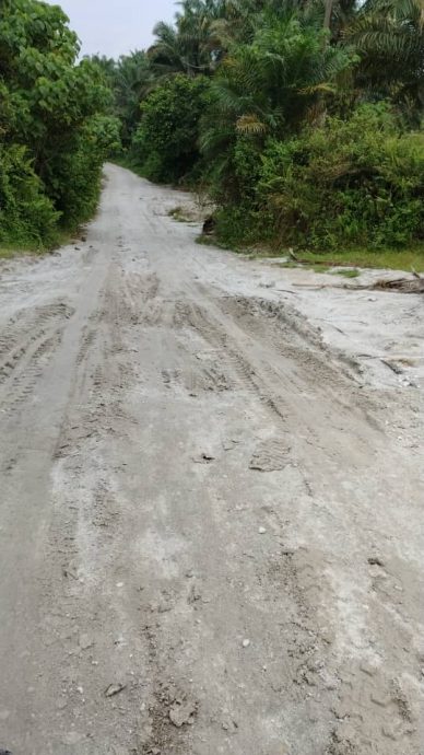 全国版/暖势力/深夜驾泥机铺平沙泥通车 巴拉湾村民:义不容辞