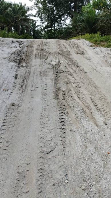 全国版/暖势力/深夜驾泥机铺平沙泥通车 巴拉湾村民:义不容辞