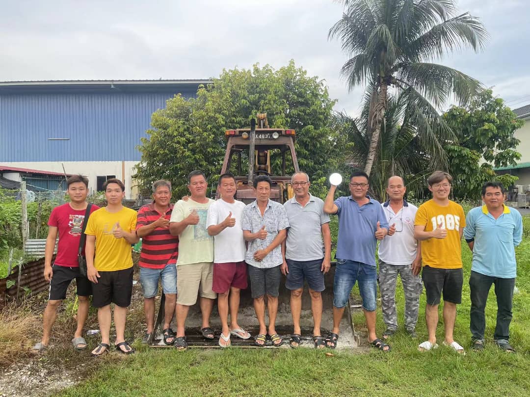 全国版/暖势力/深夜驾泥机铺平沙泥通车 巴拉湾村民:义不容辞