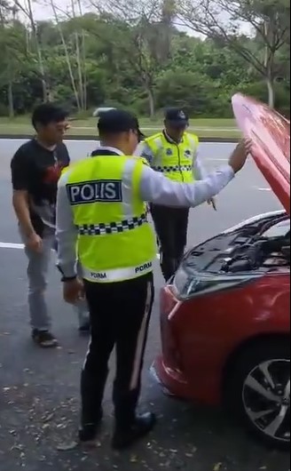 开斋节返乡车出状况 交警伸援暖心送食物