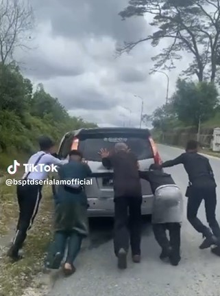 开斋节返乡车出状况 交警伸援暖心送食物