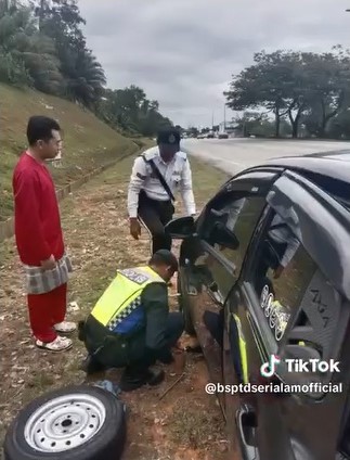 开斋节返乡车出状况 交警伸援暖心送食物