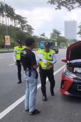 开斋节返乡车出状况 交警伸援暖心送食物