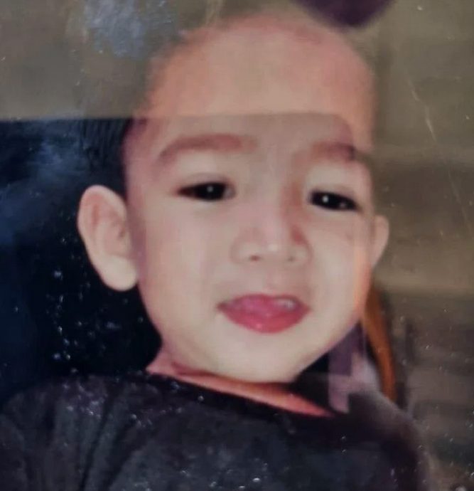 丹州3岁男童被锁在车内近2小时而中暑身亡,他的母亲遗憾只能陪伴孩子3年,希望小死者的双胞胎兄弟能抚慰她的丧子之痛。