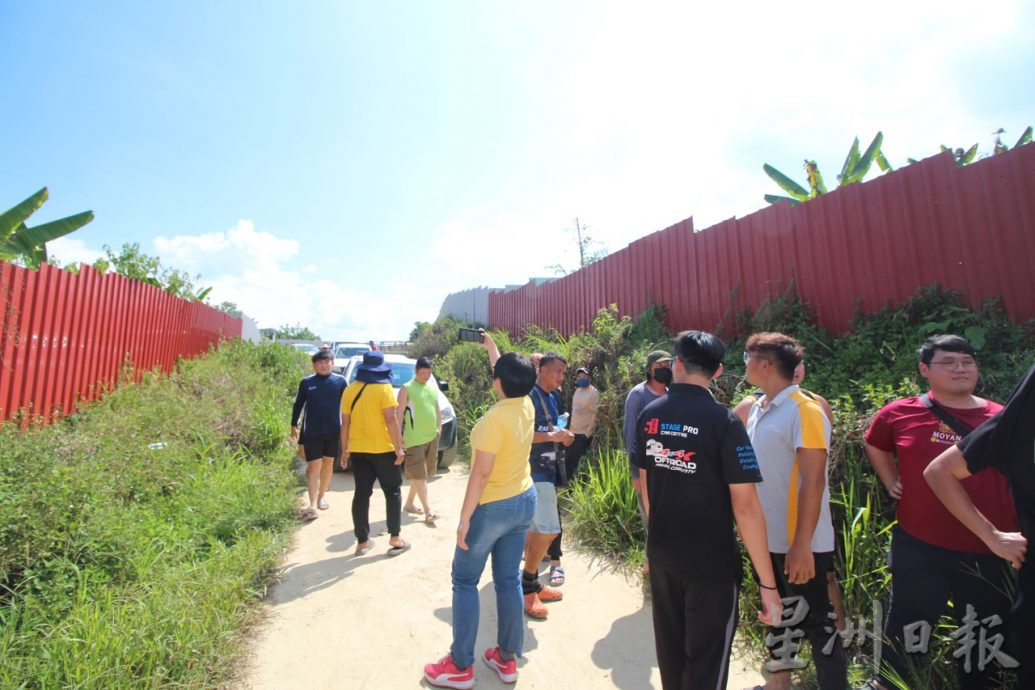 全国:森林局及警察破门闯私人榴梿芭,逮捕一名无地契女农民,与农民对峙长达4个小时