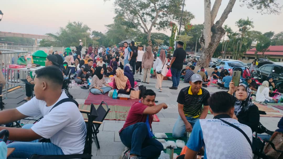 全:5000人响应市议会号召聚集开斋 获颁大马记录大全