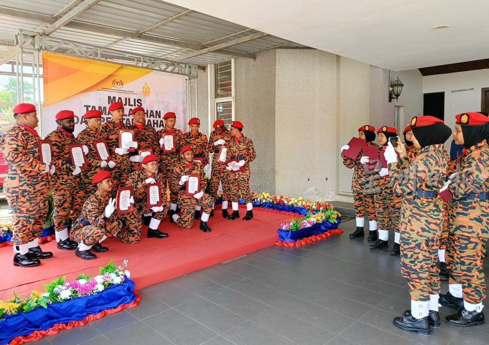 全:消拯局大专消防队 105学生结业