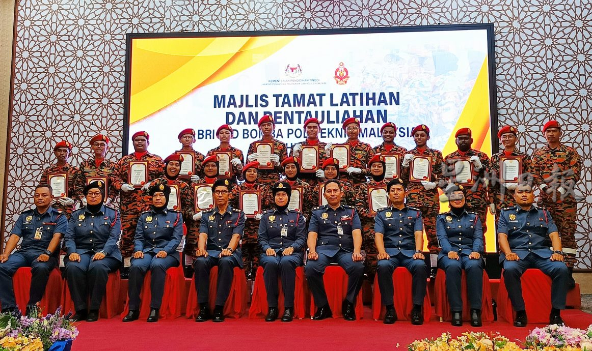 全:消拯局大专消防队 105学生结业