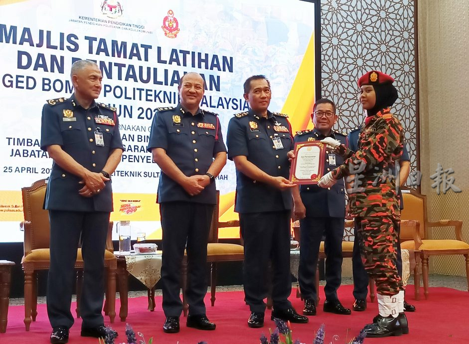 全:消拯局大专消防队 105学生结业