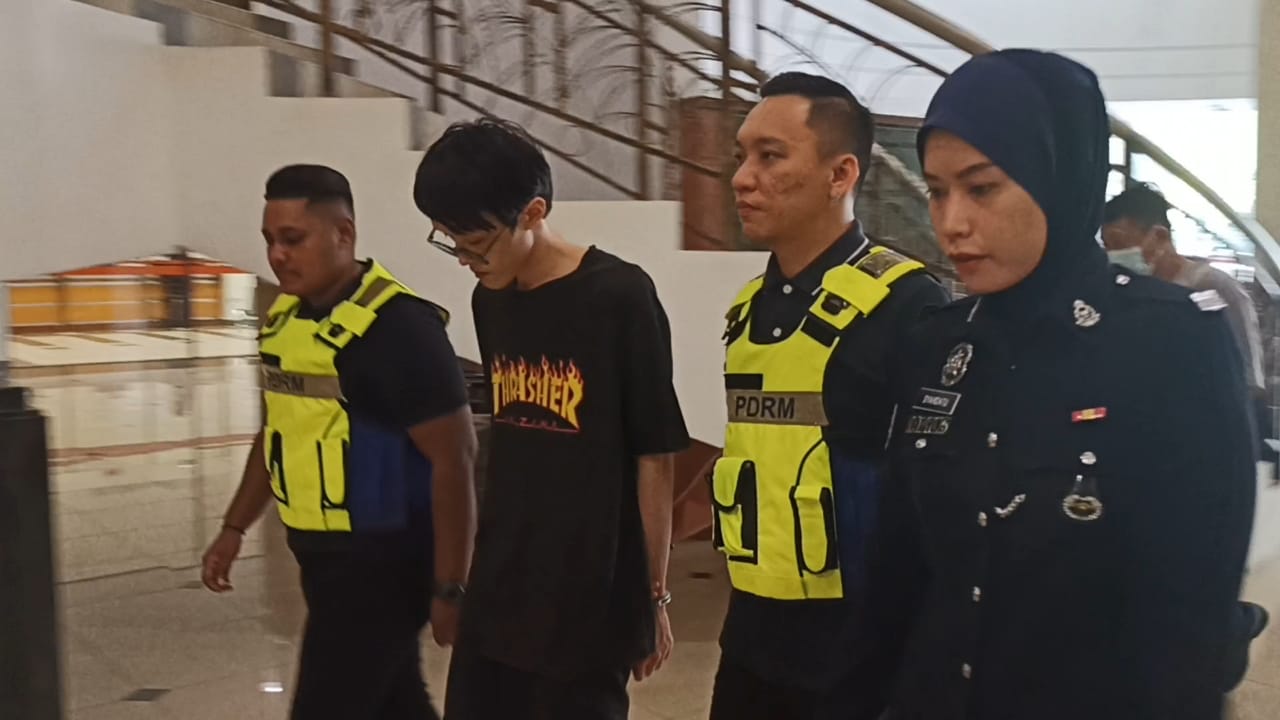 全:电脑销售员被控欺骗、恐吓及私藏未成年少女裸照否认有罪,获准由一名担保人以1万5000令吉保外候审。