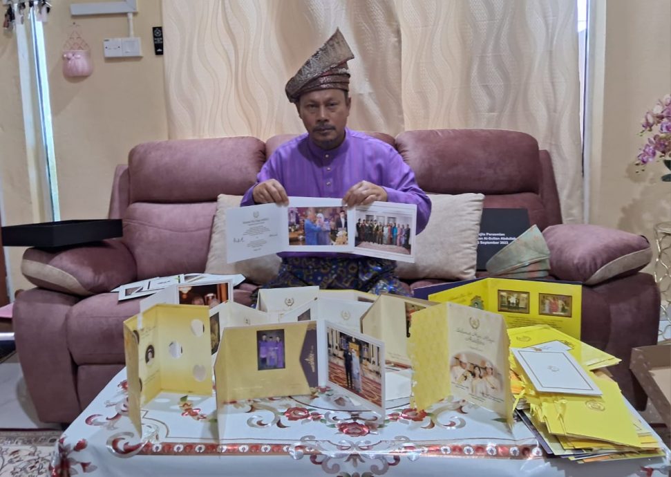 全：退休老师珍藏200多张王室开斋节贺卡