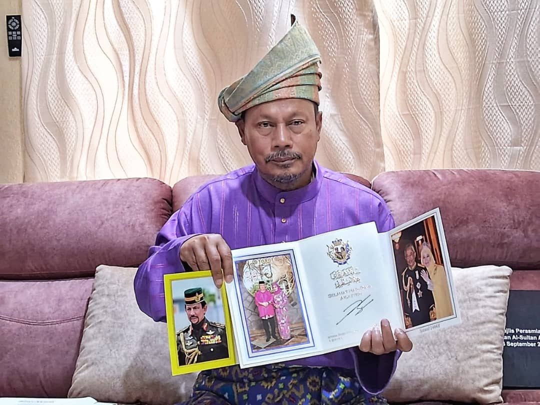 全：退休老师珍藏200多张王室开斋节贺卡