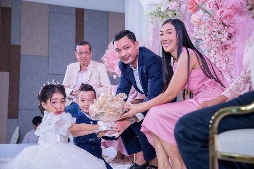 前世情人今世结婚 龙凤胎依俗办婚礼“泰特别”