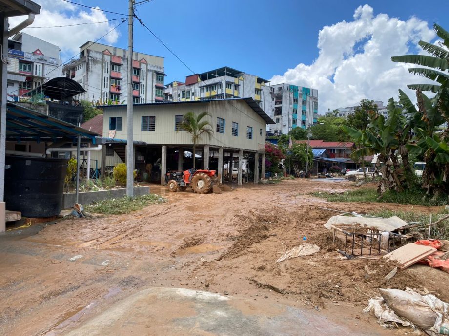 半夜豪雨 甘榜拉惹突发水灾