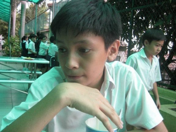 华小里的长裤男孩 马来青年:讲华语如有“超能力”