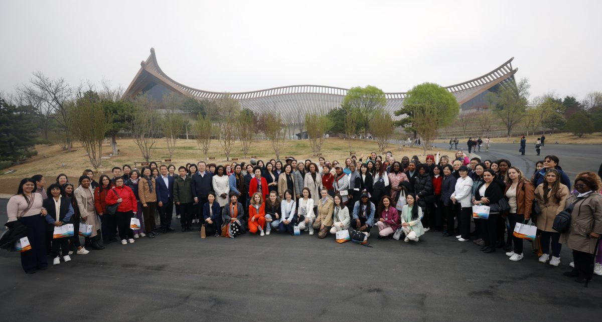 华春莹与外国驻华使节和外国记者踏春