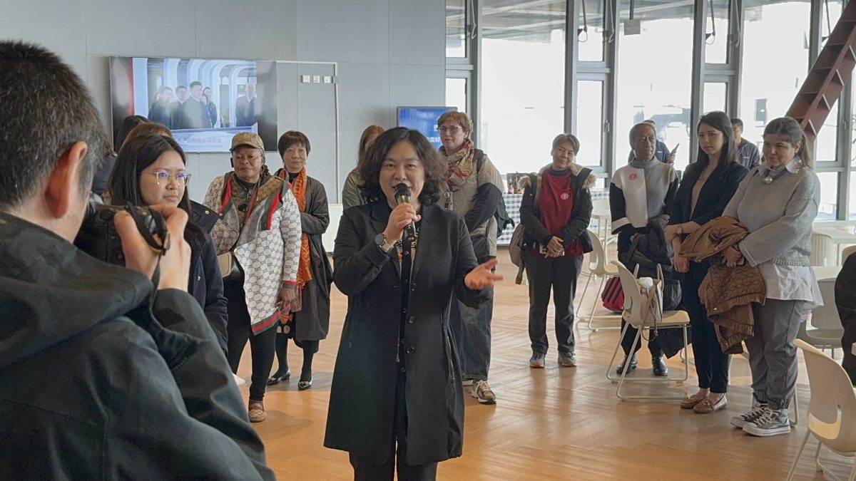 华春莹与外国驻华使节和外国记者踏春