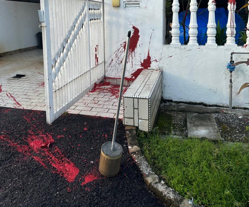 华男涉赌欠债务失联 连累母亲与11邻居家遭泼漆