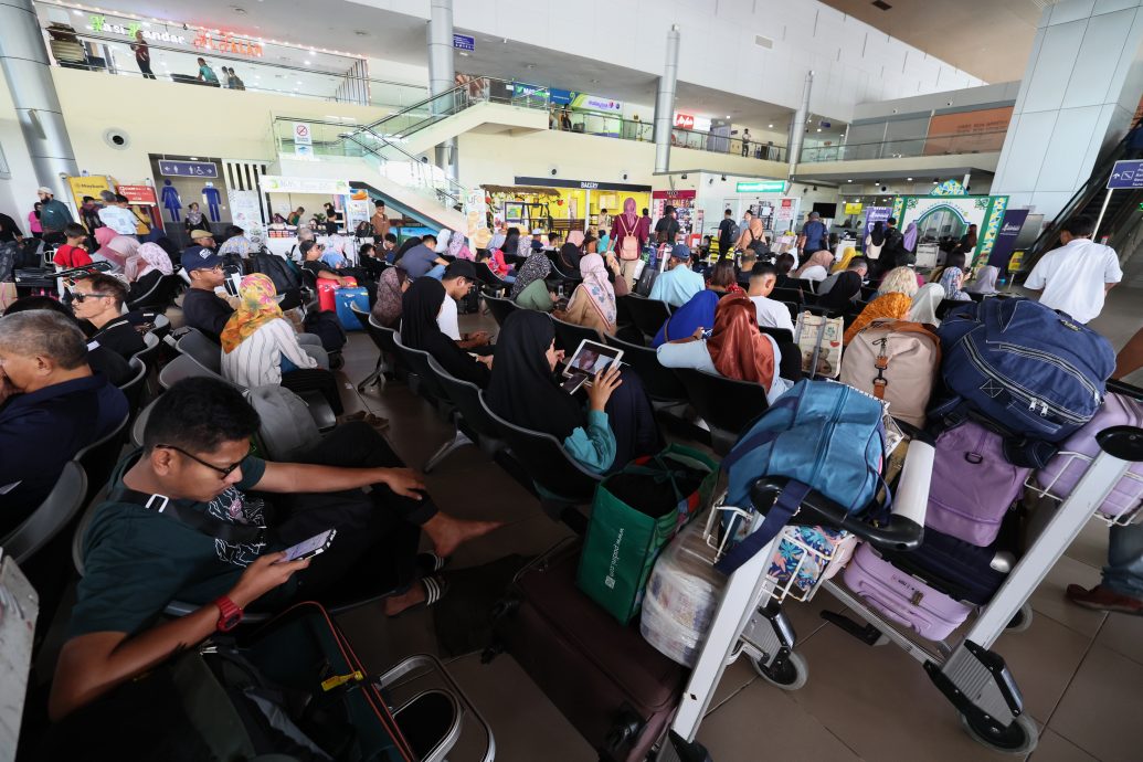 印尼火山爆发逾万人撤离 区域航班大受影响