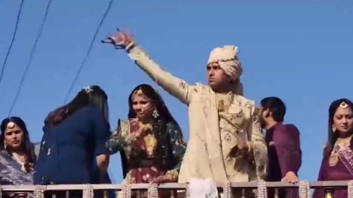 印度商人夫妇出家前散尽家财　花车游街撒钱做慈善