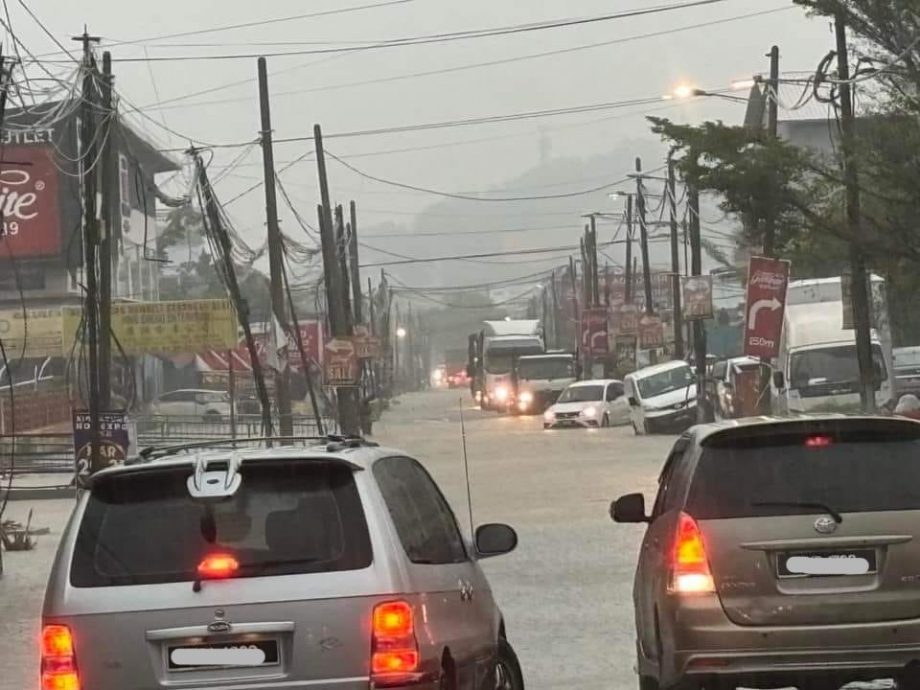 双溪毛糯新村闪电水灾 至少8辆车泡水