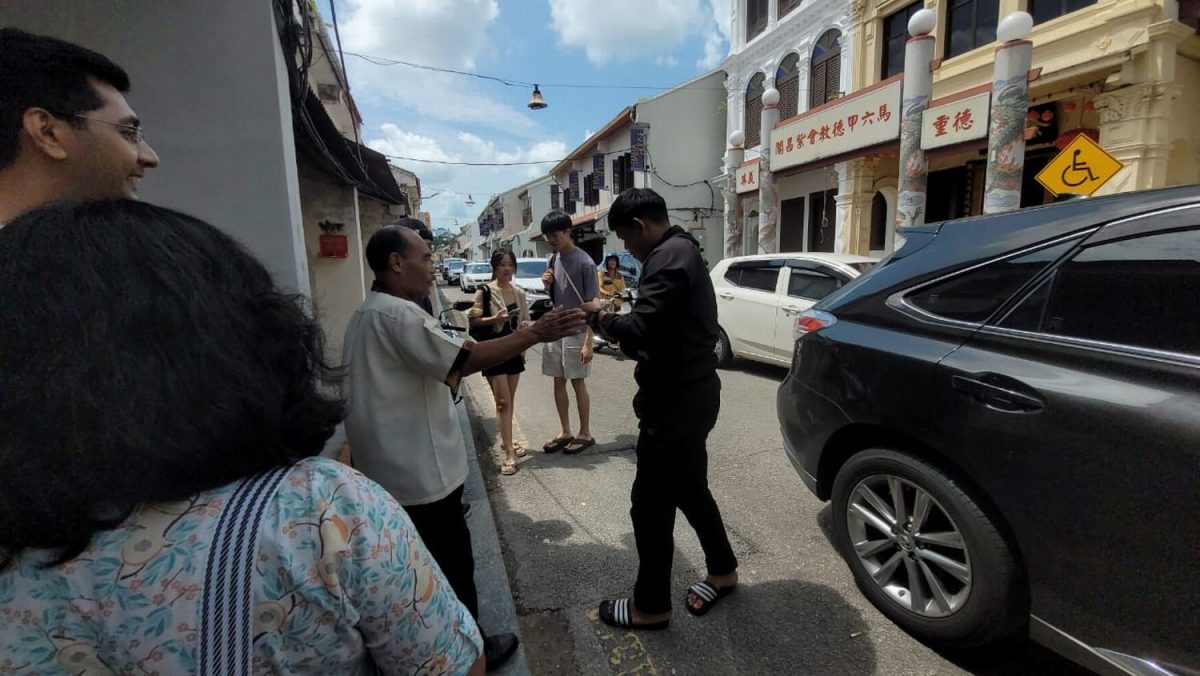 各族停下救卡车底的小猫咪