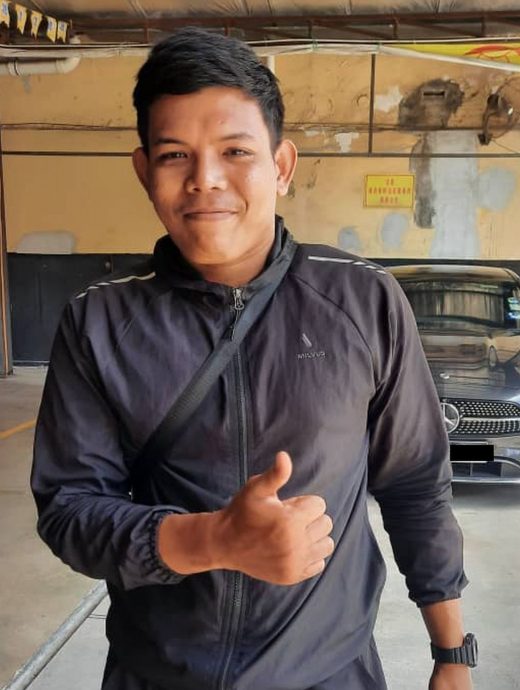 各族停下救卡车底的小猫咪