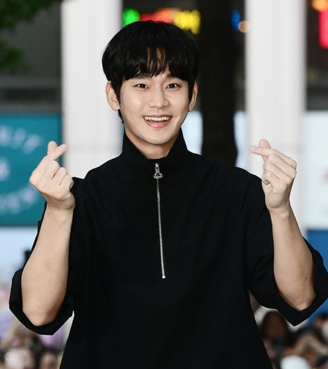 合体金智媛出席《泪之女王》庆功宴 金秀贤不舍甜喊“洪海仁”