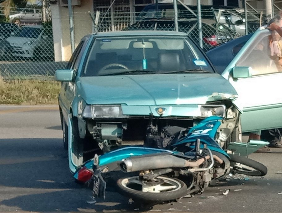 吓到发软无法起身 车撞摩托老夫妇虚惊