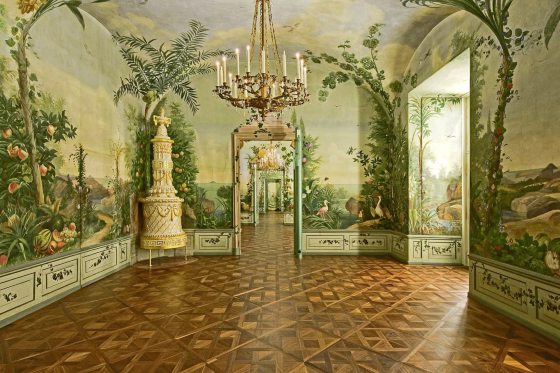 吴伟才/旧时代的“宫图四壁”