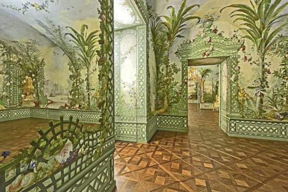 吴伟才/旧时代的“宫图四壁”